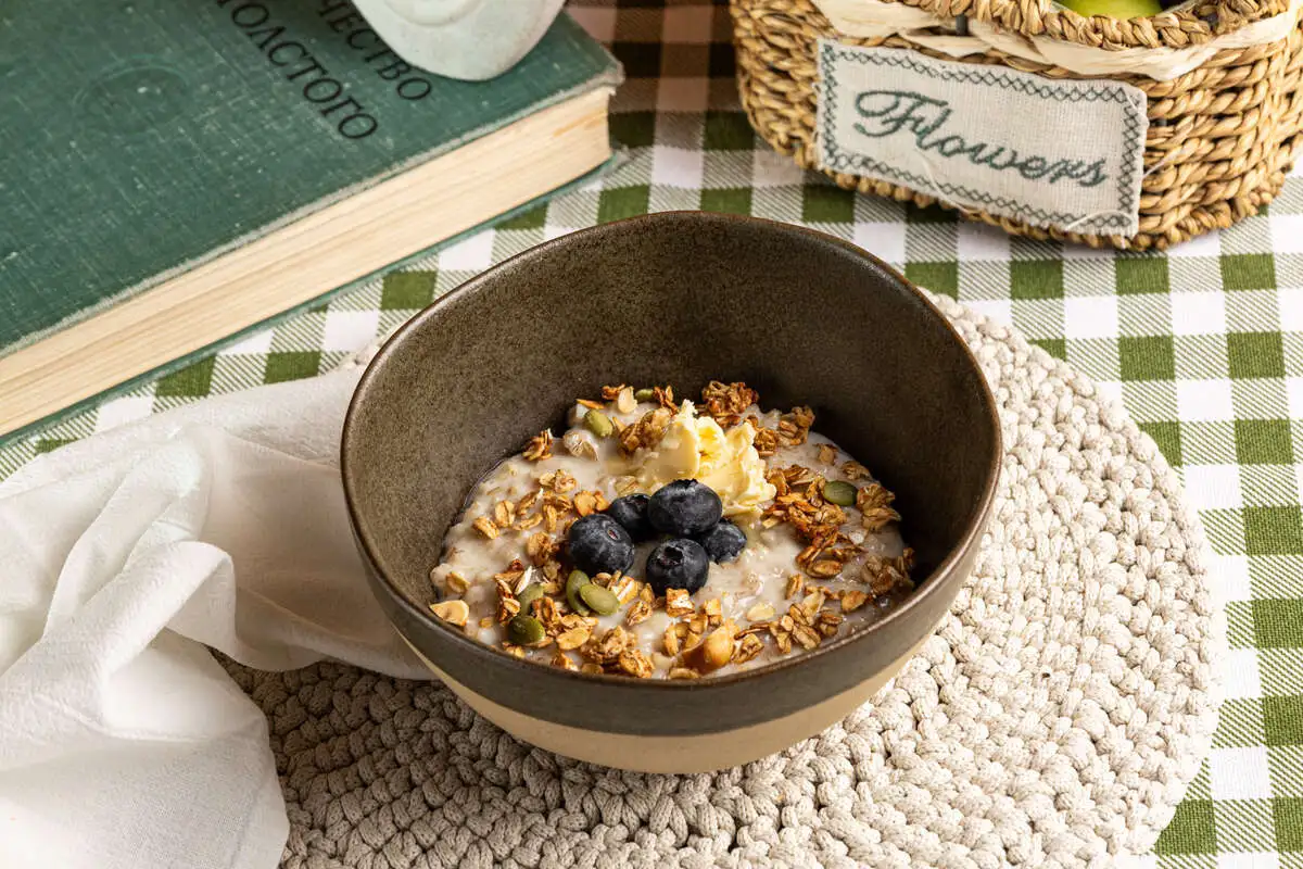 Овсяная каша с голубикой и гранолой 