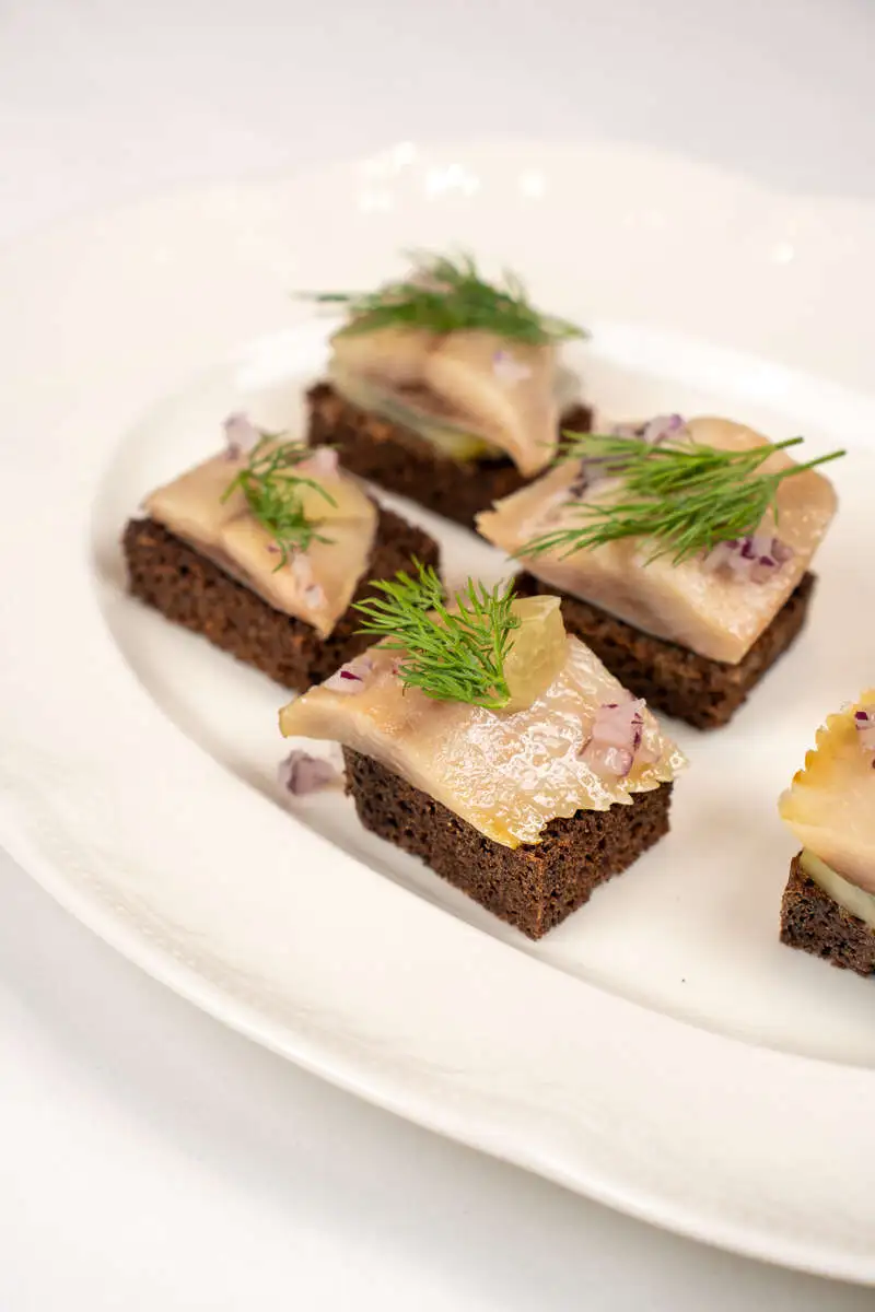 СЕЛЬДЬ НА ГРЕНКЕ