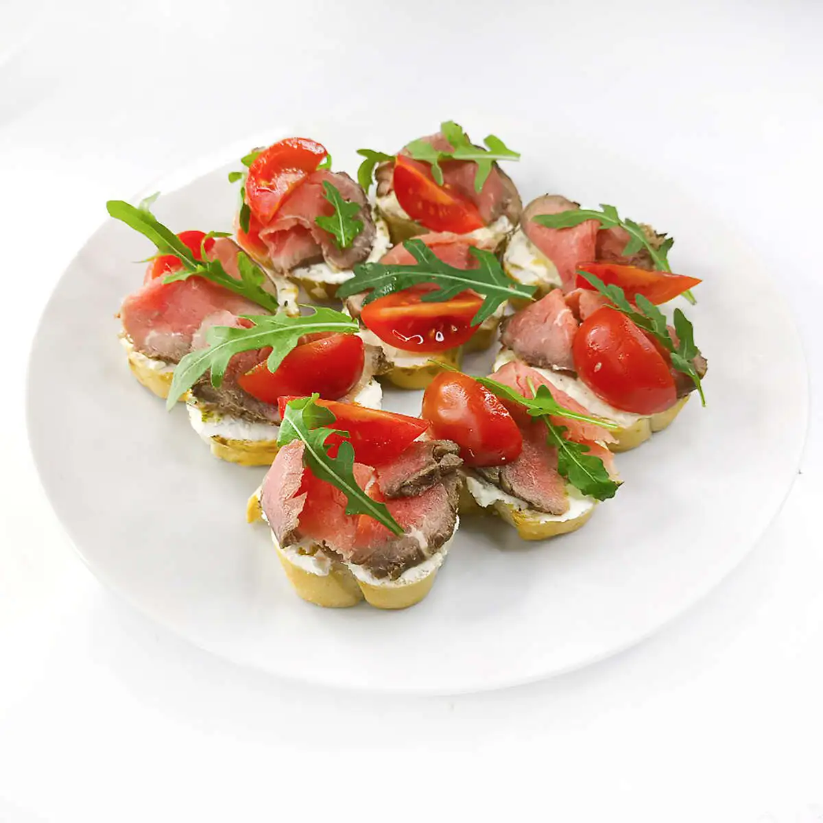 Кростини с говяжьим ростбифом и соусом с анчоусами и каперсами