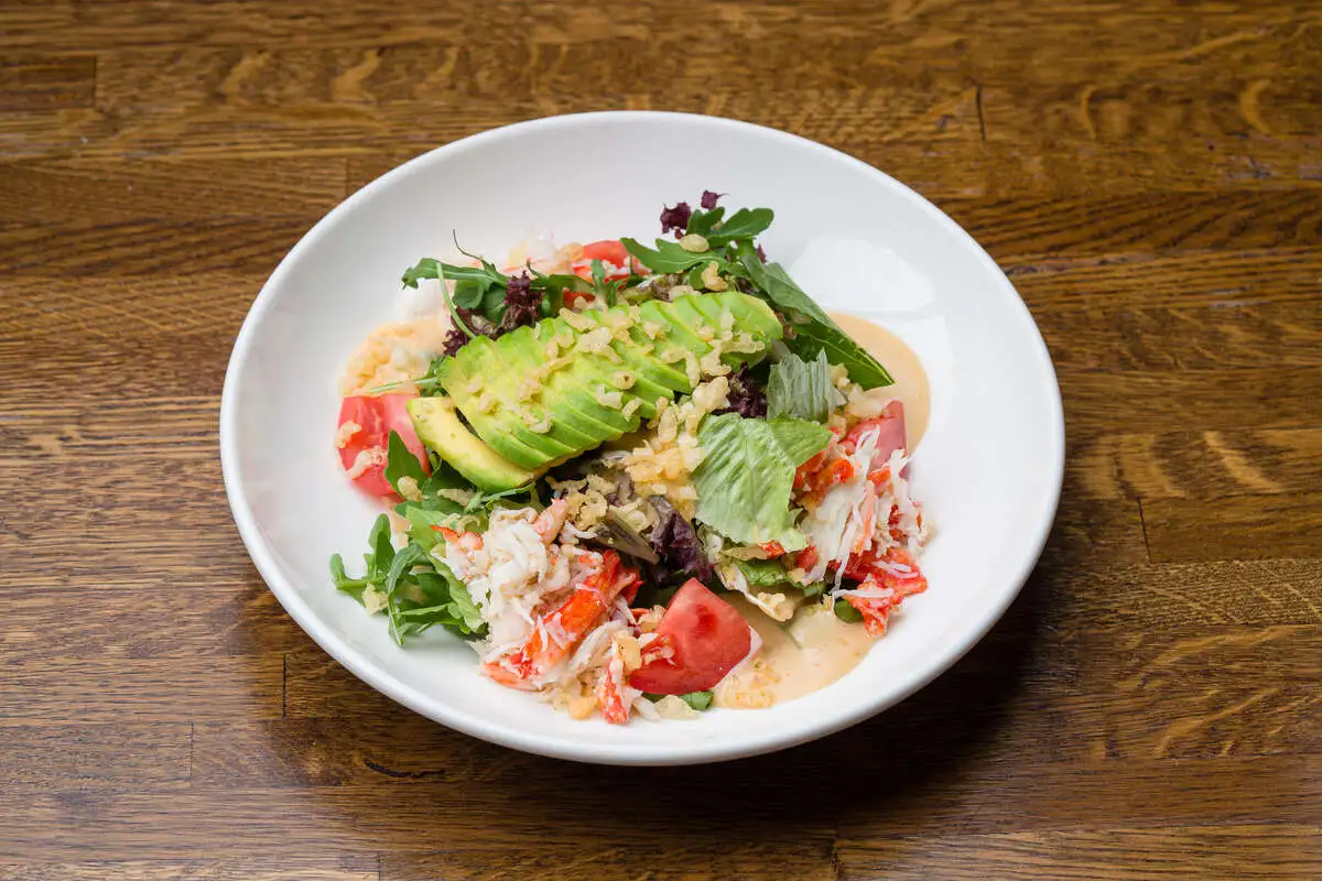 Салат с крабом и хрустящей темпурой