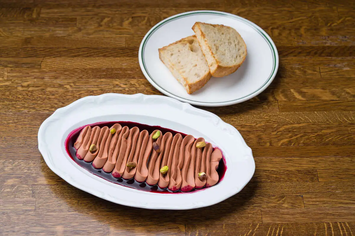 Паштет из куриной печени с соусом из красных яблок