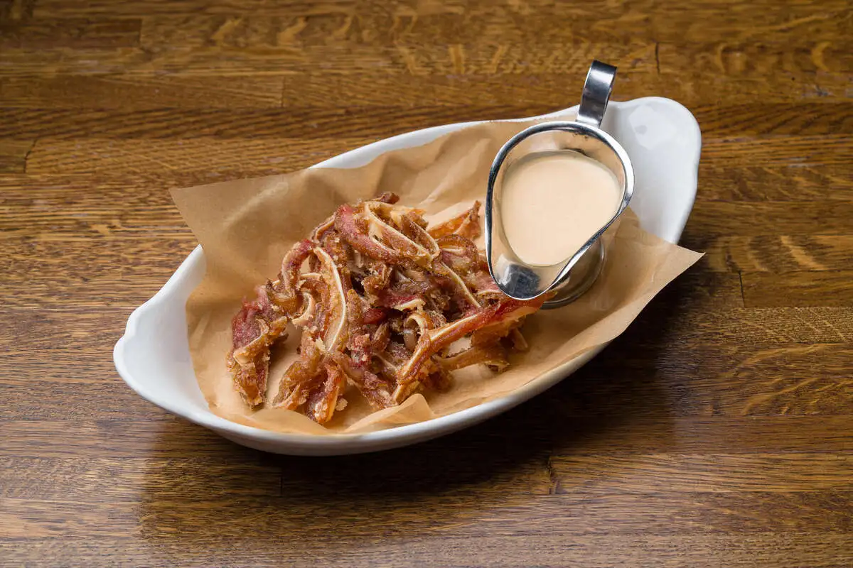 Свиные уши с соусом спайси