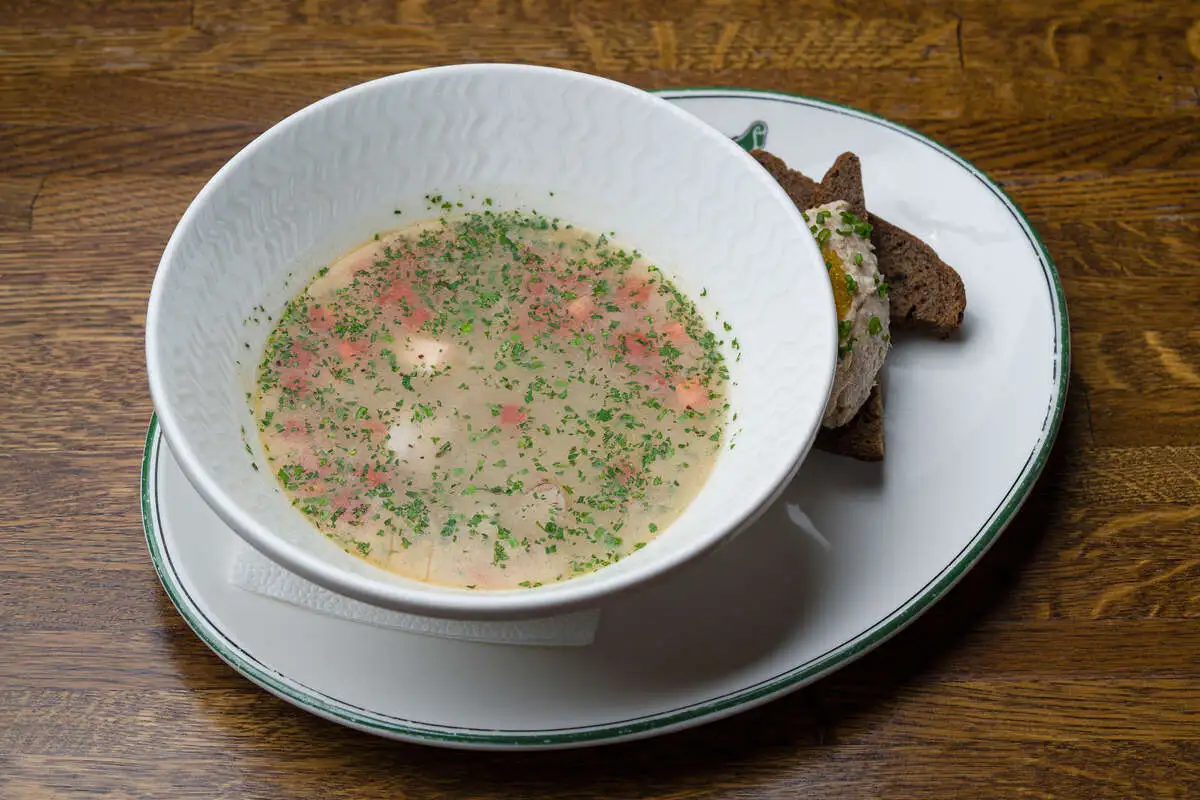 Уха из 3-х видов рыб и риетом из тунца на ржаном хлебе