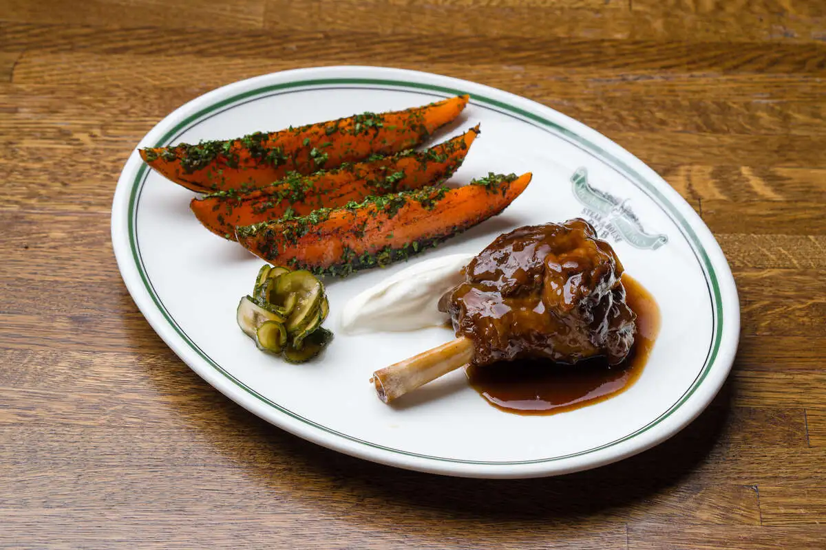 Голень ягненка с бататом и копченой сметаной