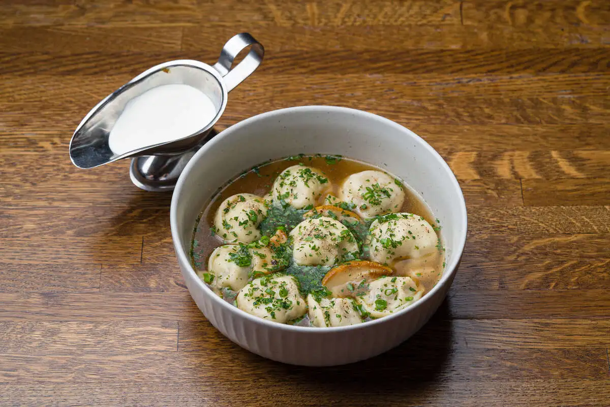 Пельмени с лосятиной в бульоне с белыми грибами