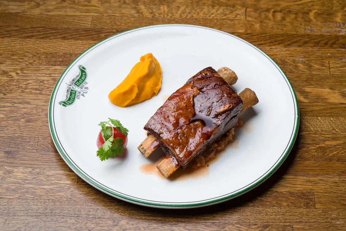 Томленое ребро конины с морковным пюре