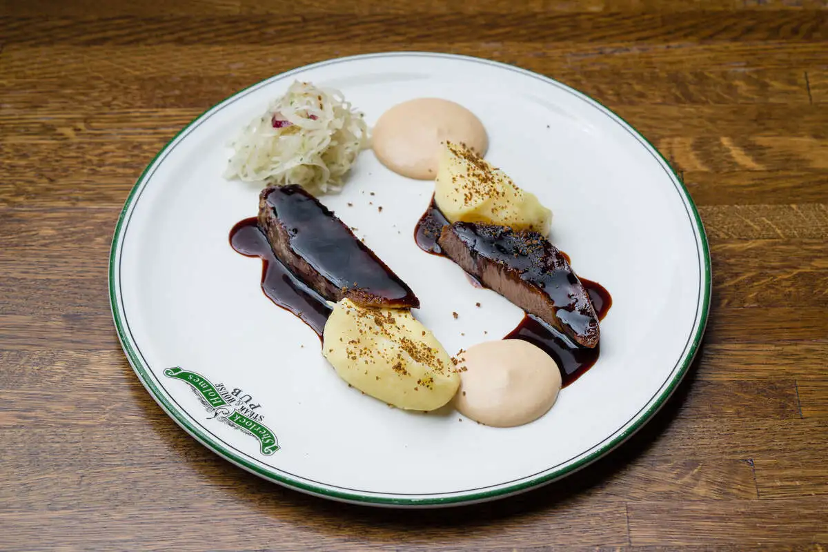 Говяжий язык с соусом из кваса и картофельным пюре