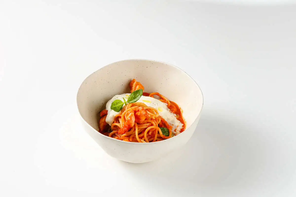 Спагетти с креветками и страчателлой