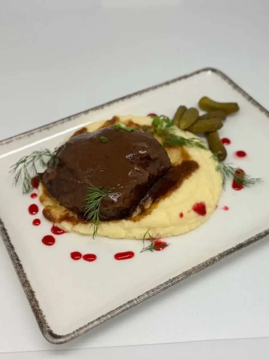 Щеки томленые с картофельным кремом, 350г