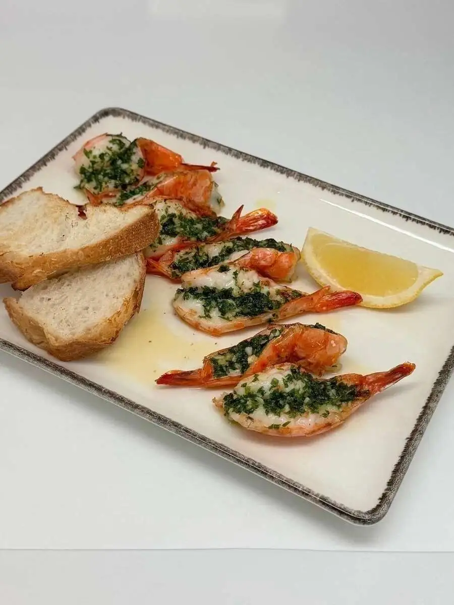 Креветки запеченные с зеленым маслом и чесноком, 200г