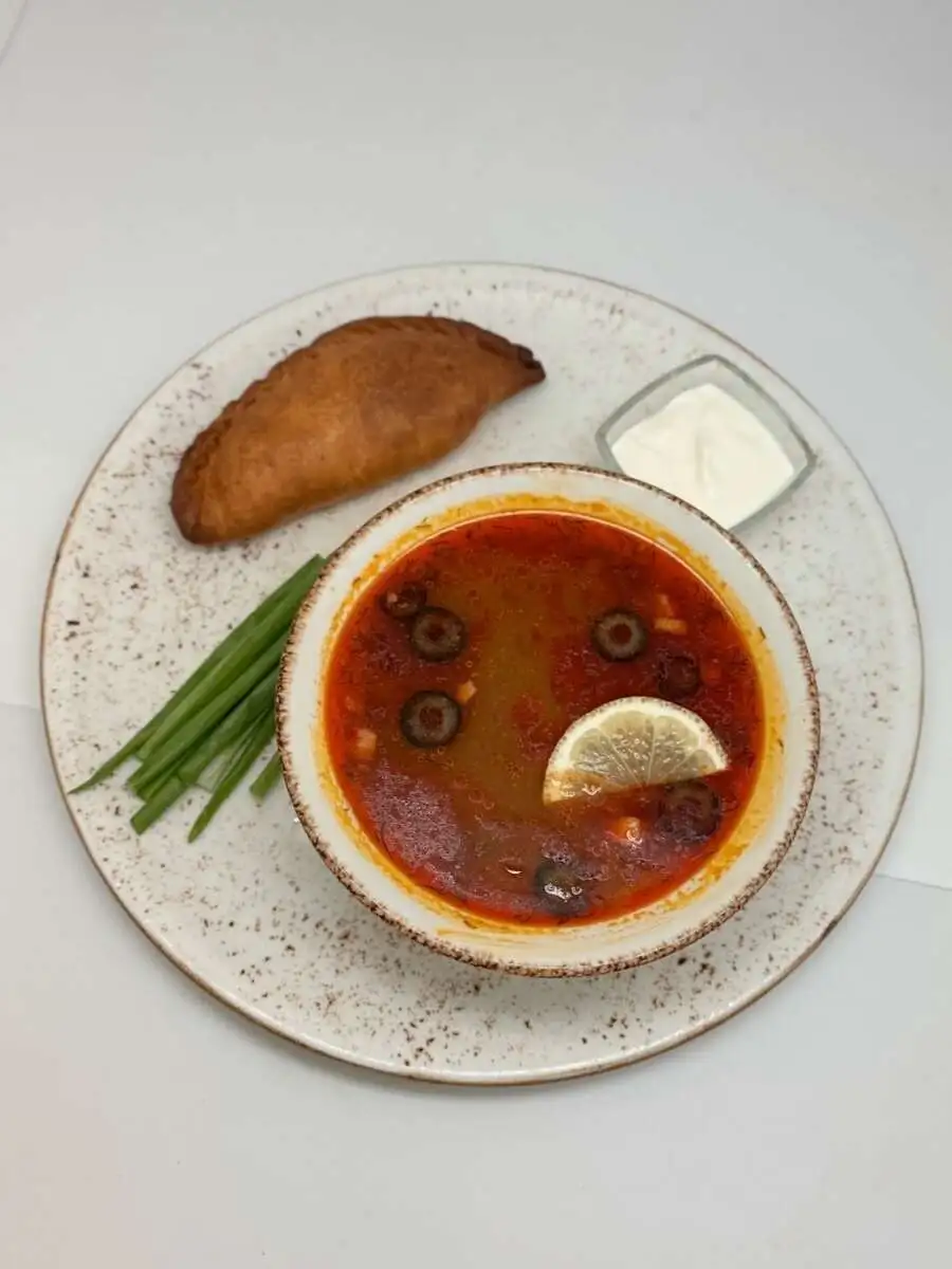 Солянка с пирожком, 350/60/30г