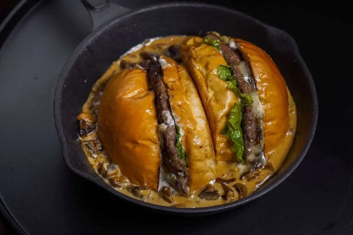 Бургер с сыром мааздам и грибным соусом 220/100гр