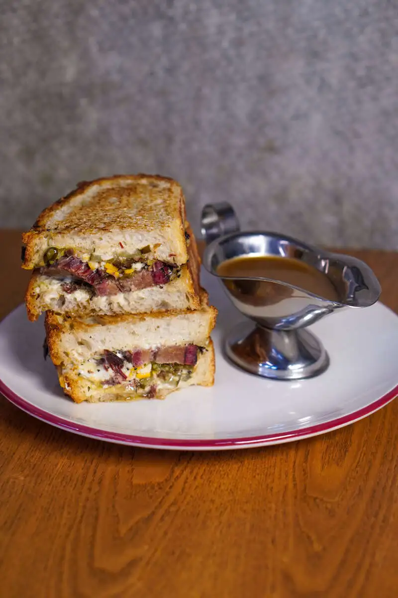 Сендвич с брискет на ремесленном хлебе с говяжьим бульоном 350/70гр