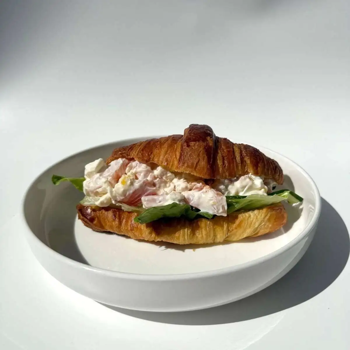 Круассан с салатом из креветок и лосося