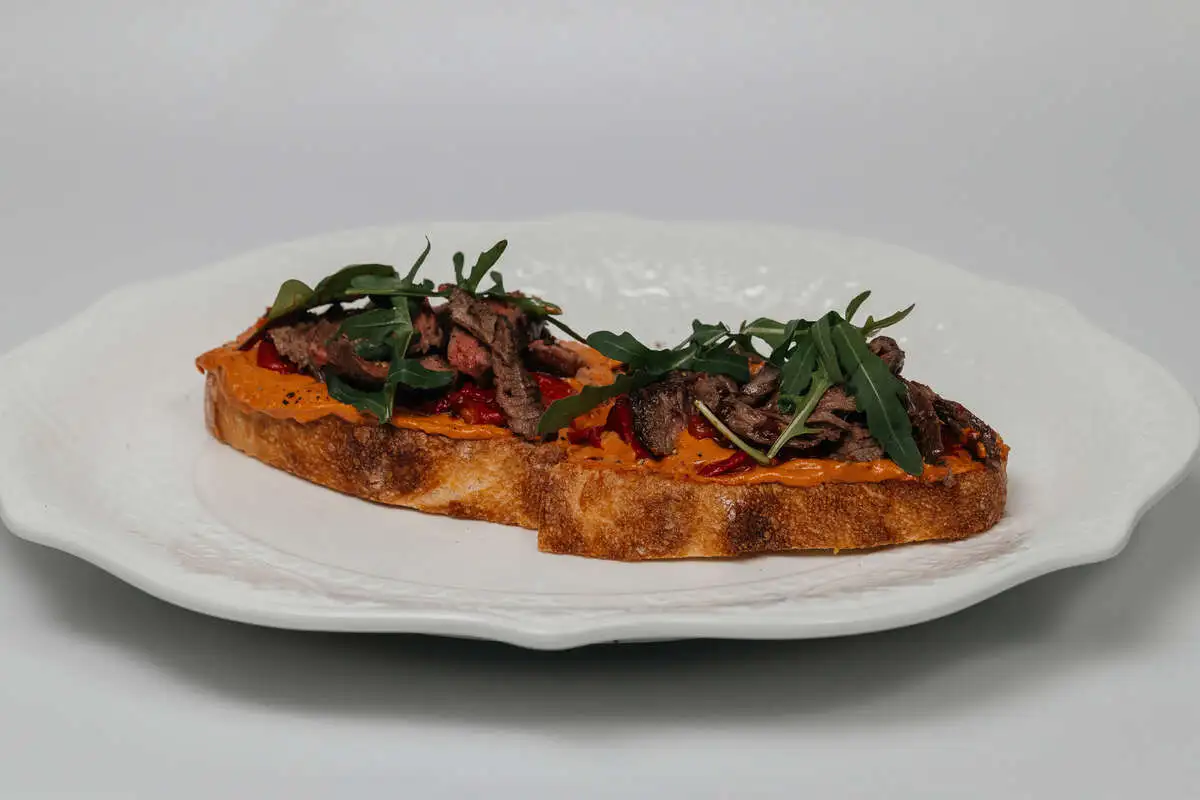 Брускетта со стейком Мачете и печеным Рамиро