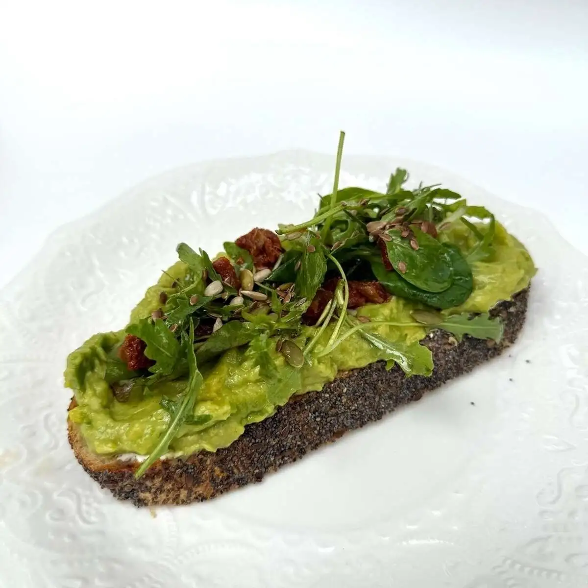 Авокадо тост с вялеными томатами 