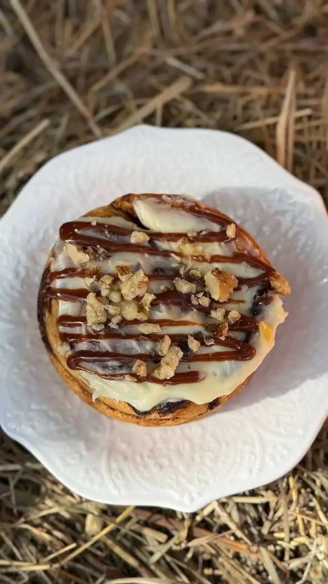 Синнабон с карамелью  и грецким орехом 