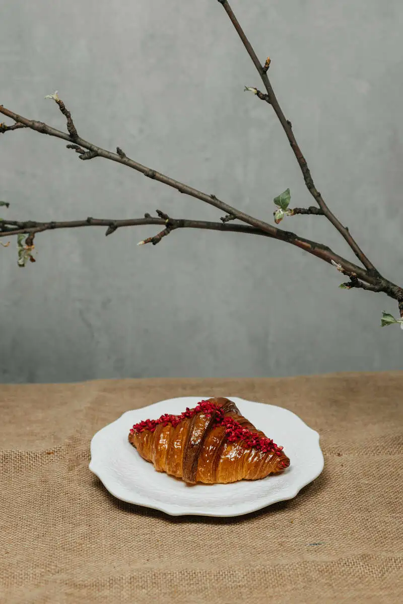 Круассан с малиной