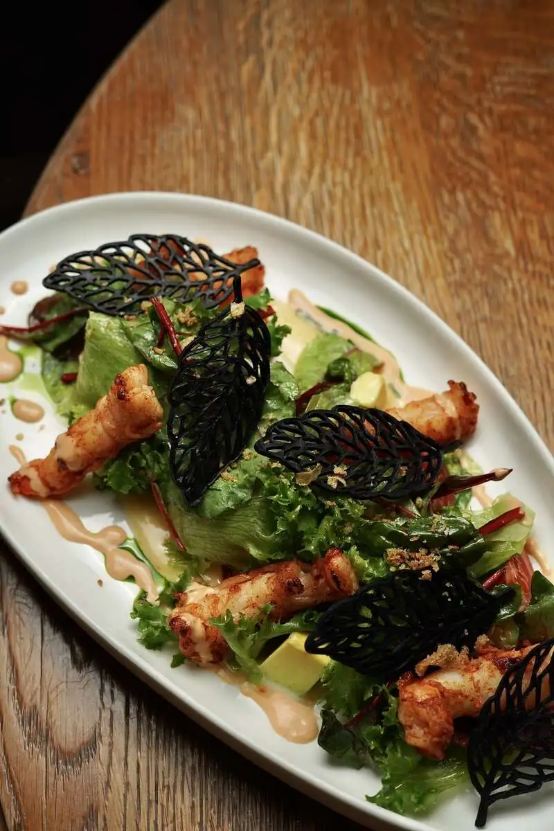 Салат с креветками Тандури, маслянистым авокадо, сладкими томатами черри и черным хрустящим хворостом