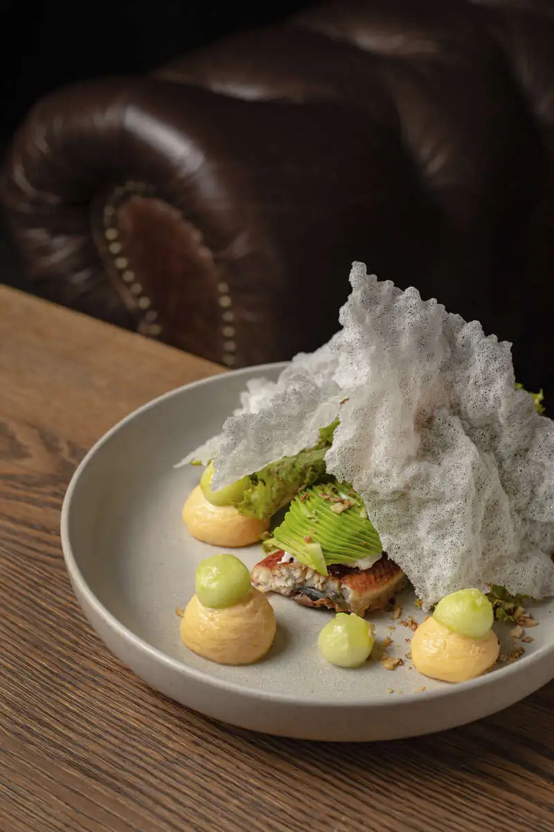 Легкий салат с теплым угрем, мягким авокадо, лимонным муссом и конфитюром из спелой сливы