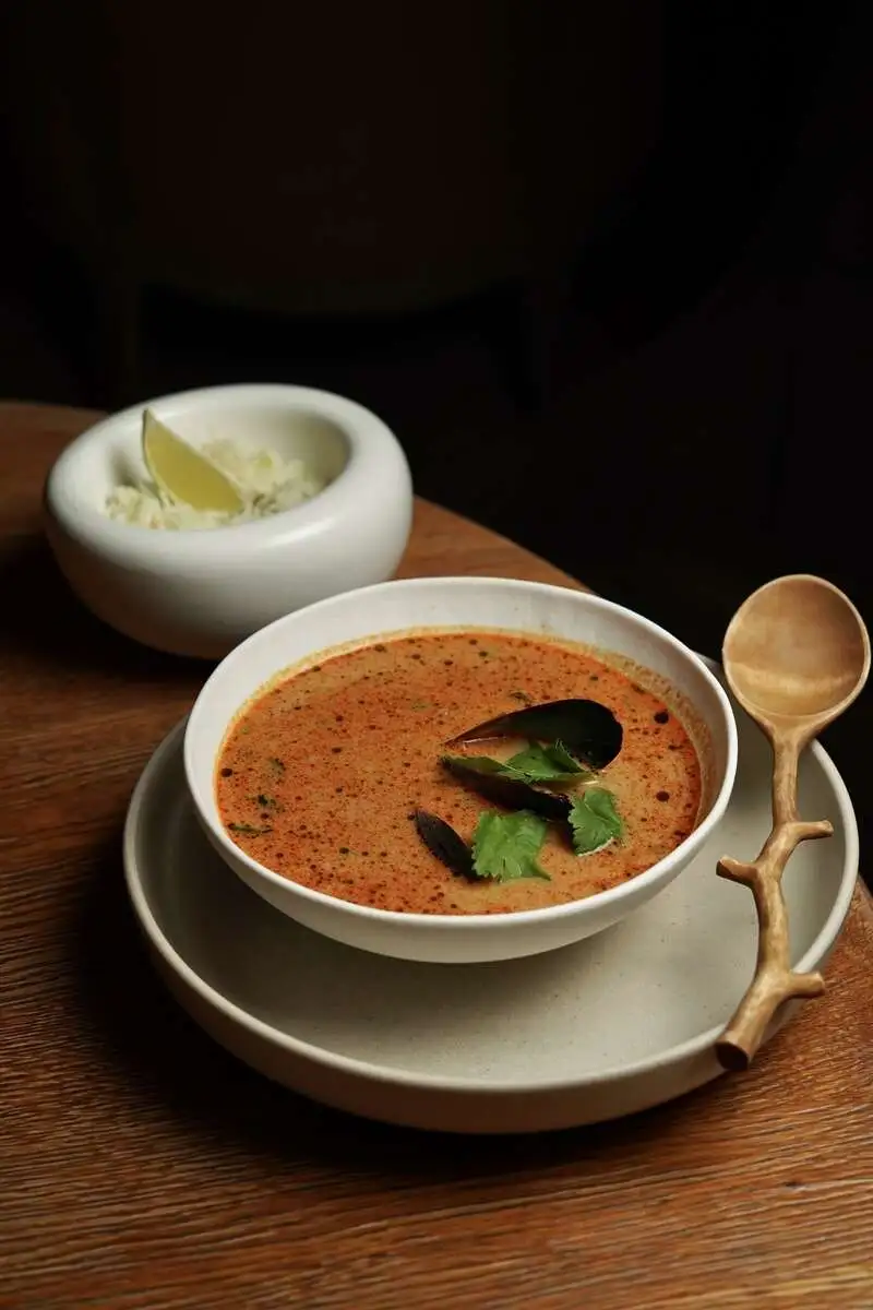 Том-ям с аргентинскими креветками, голубыми мидиями и морским окунем