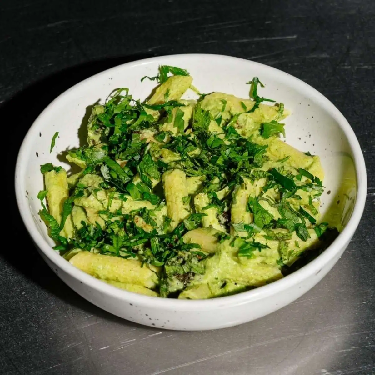 Пенне с кремом брокколи, пряными травами и лаймом