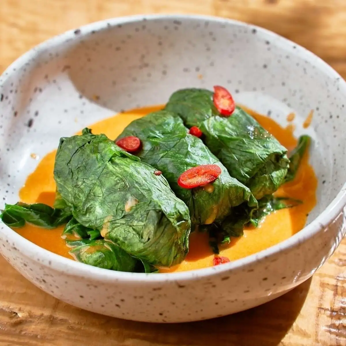 Голубцы с лососем и треской в соусе том-ям