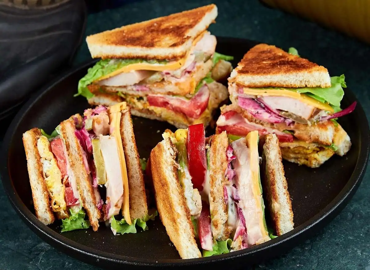 Сэндвич с картофелем фри и кетчупом