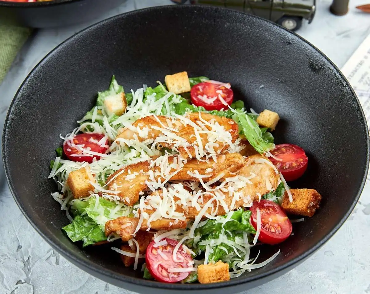 Салат Цезарь с курицей
