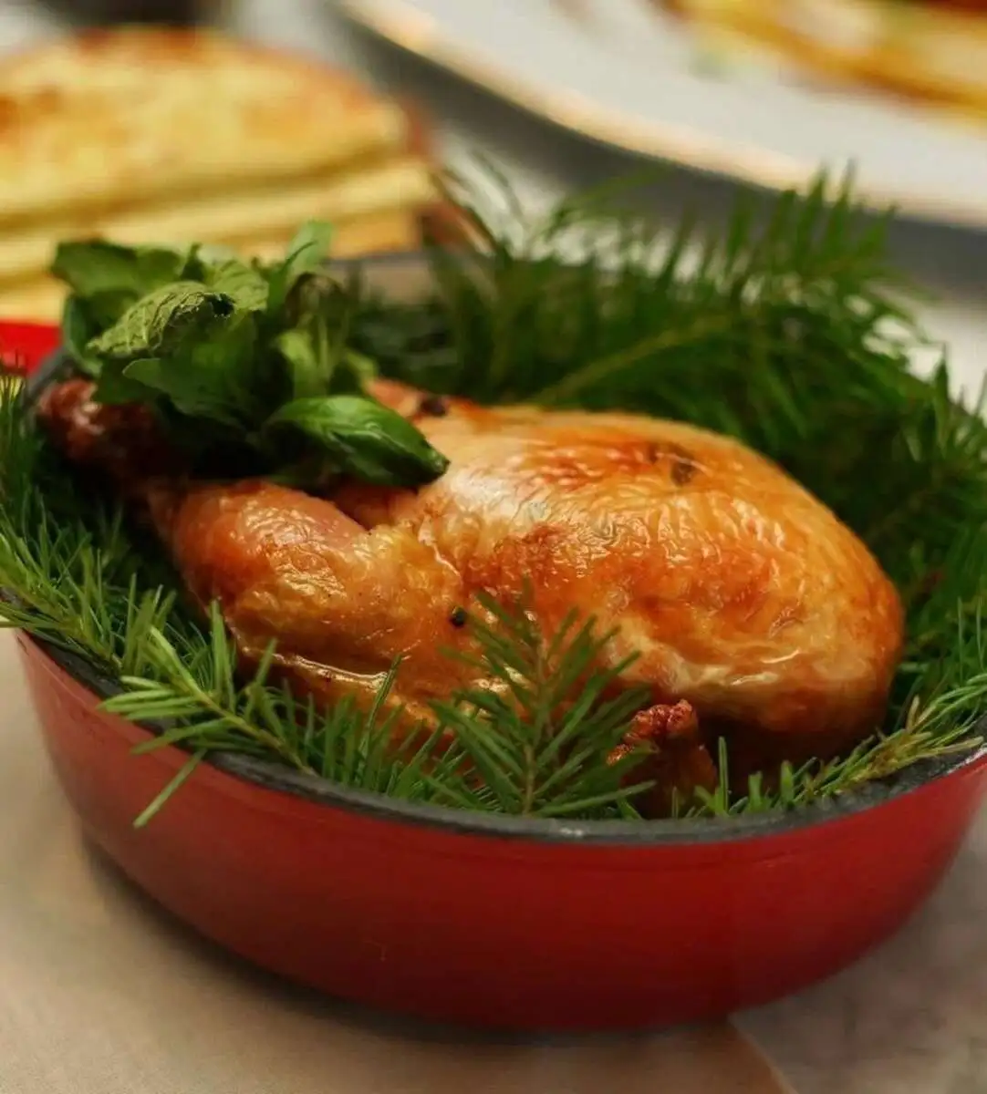 Кукурузный цыпленок, запеченный в печи с лепешкой наан, горчичным кремом и садовыми травами