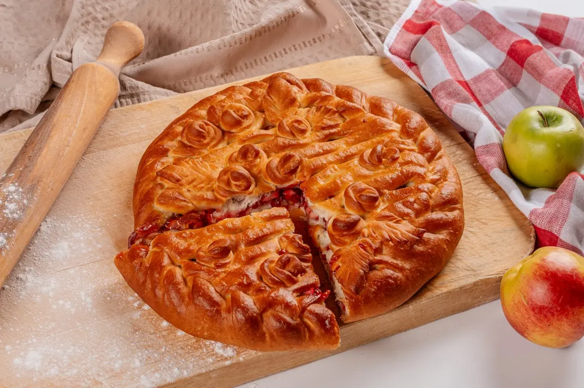 Пирог яблочно-брусничный