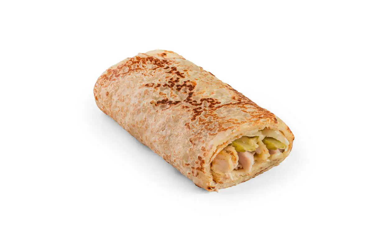 Блин с копченой курицей, сыром и корнишонами