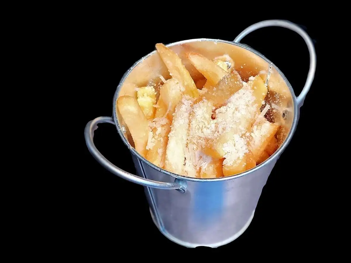 КАРТОФЕЛЬ ФРИ С ПАРМЕЗАНОМ И ТРЮФЕЛЬНЫМ МАСЛОМ