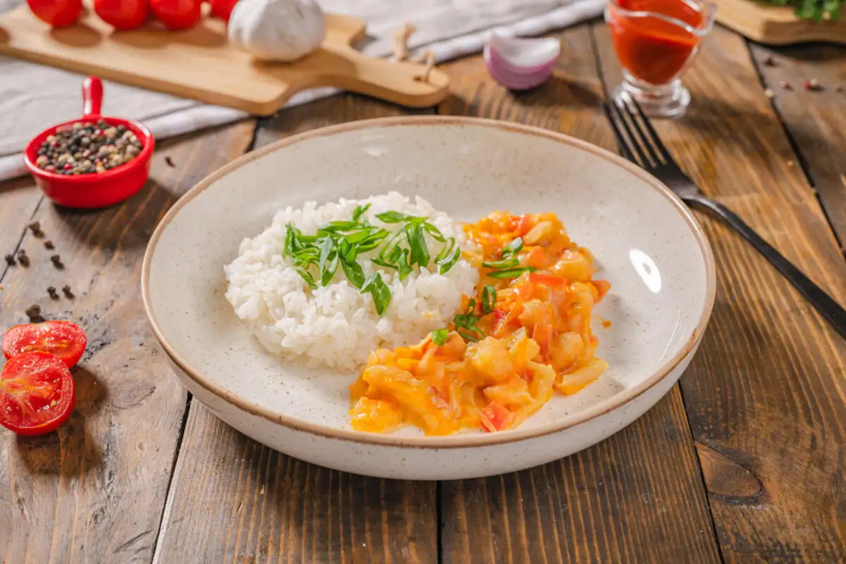 Горбуша в сливочном соусе с рисом