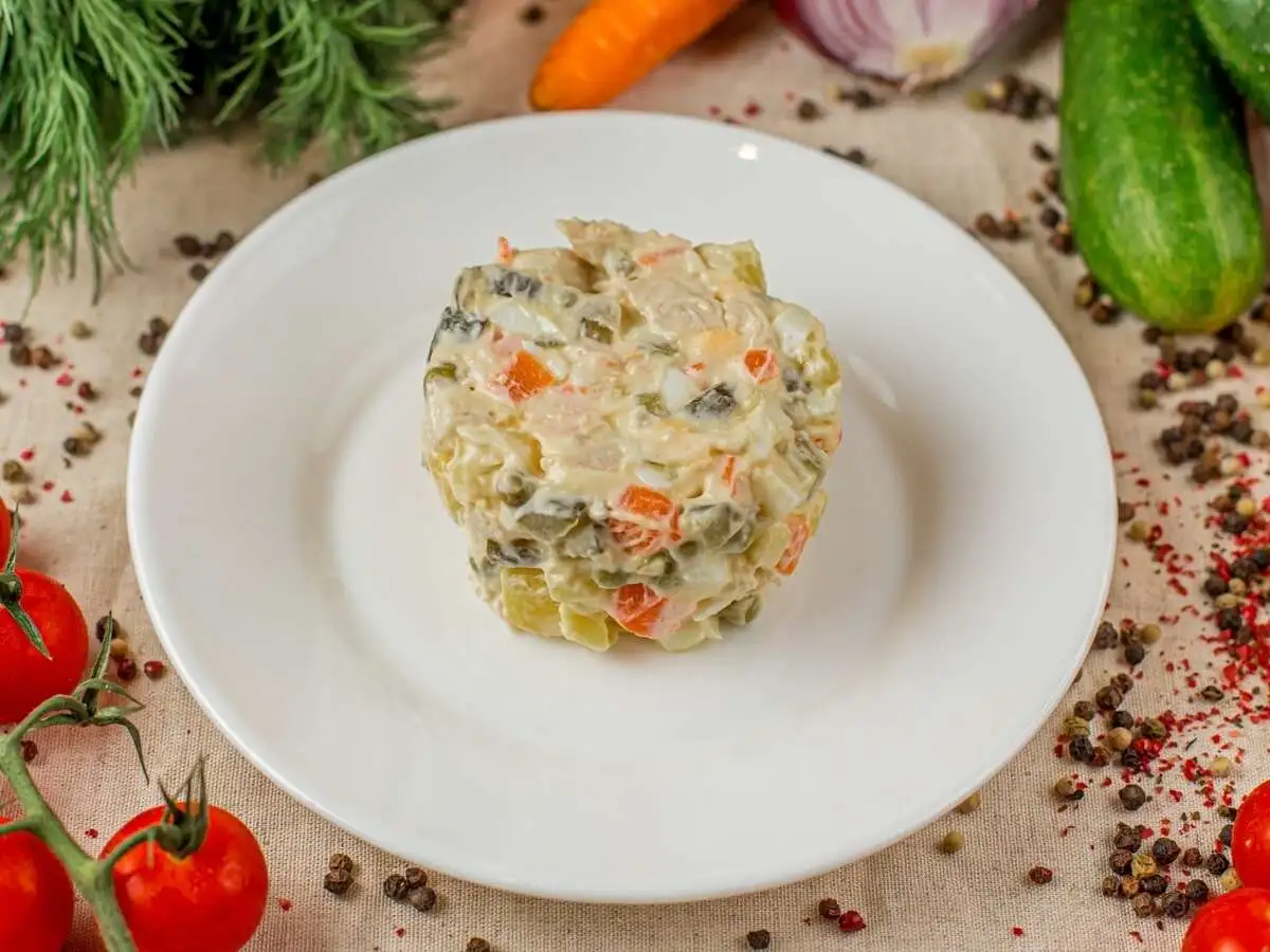 Салат Оливье с курицей