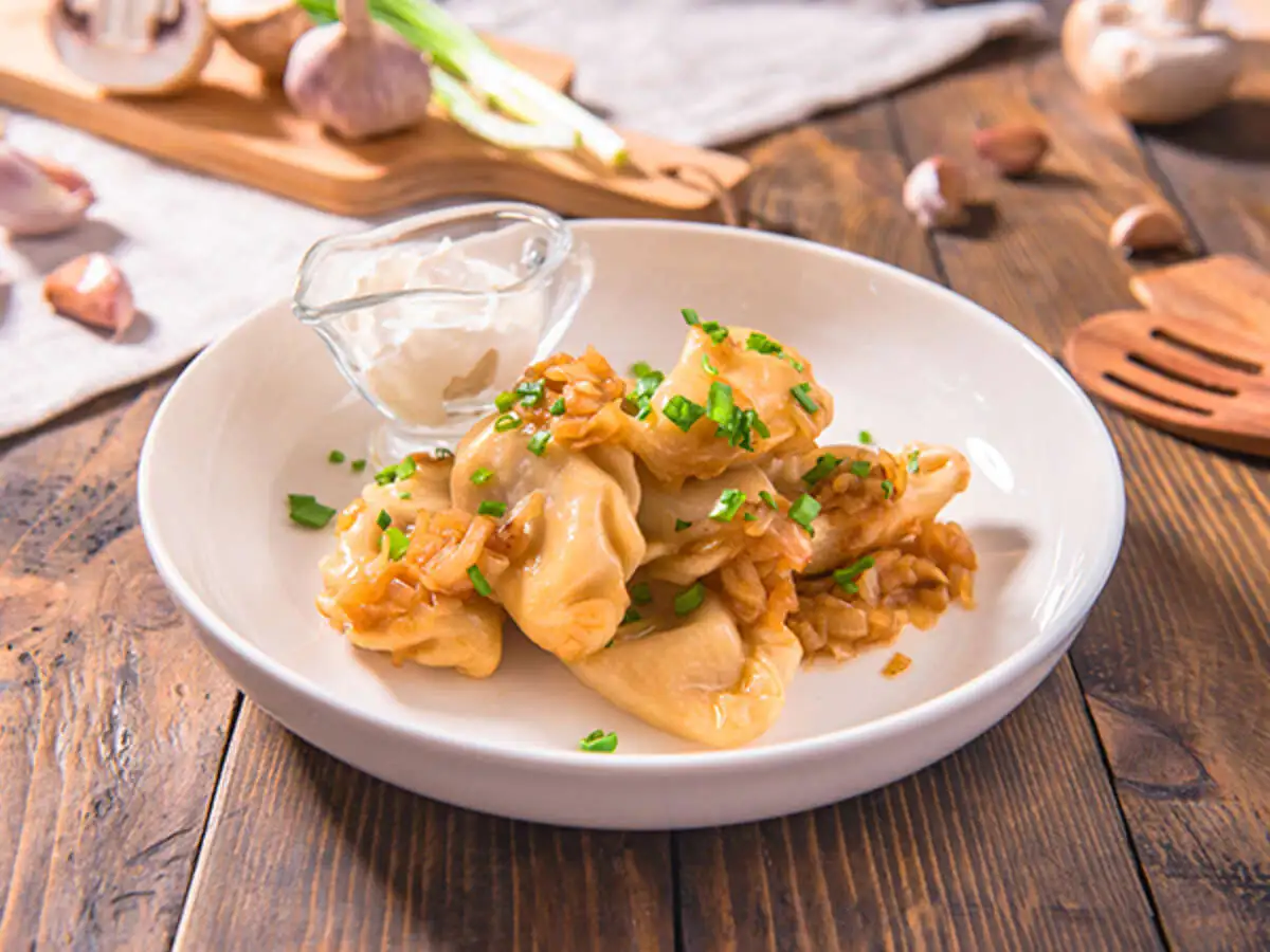 Вареники с картофелем,грибами со сметаной и жареным луком