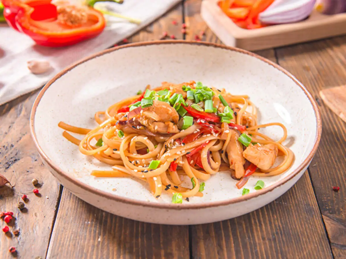 Вок с курицей терияки и овощами