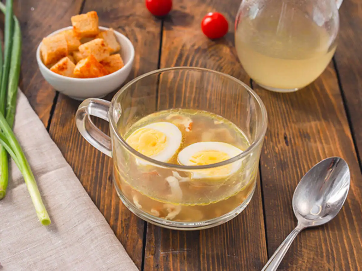 Куриный бульон с омлетными блинчиками