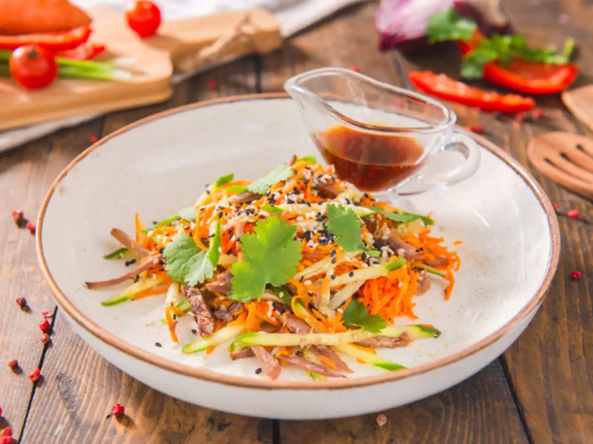 Салат с говядиной и овощами по-корейски