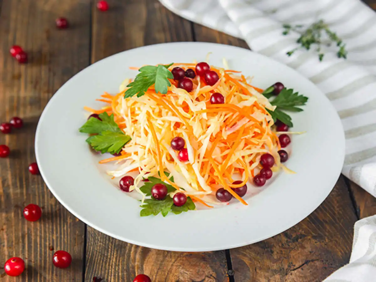 Салат с капустой и клюквой