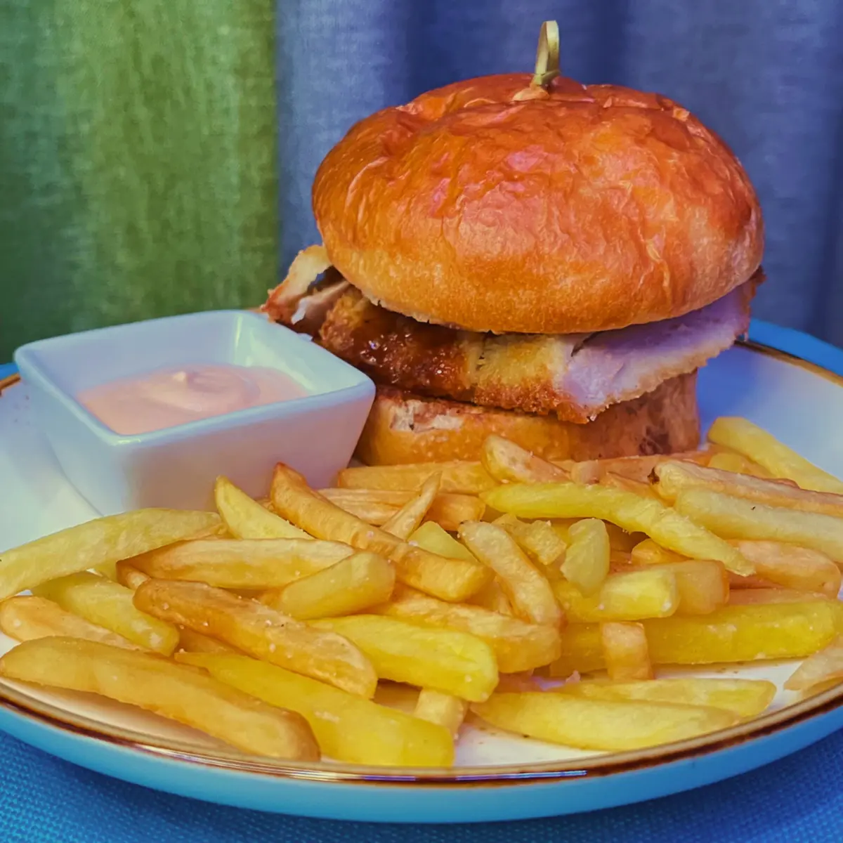 Бургер со свининой-тонкацу и барбекю соусом  