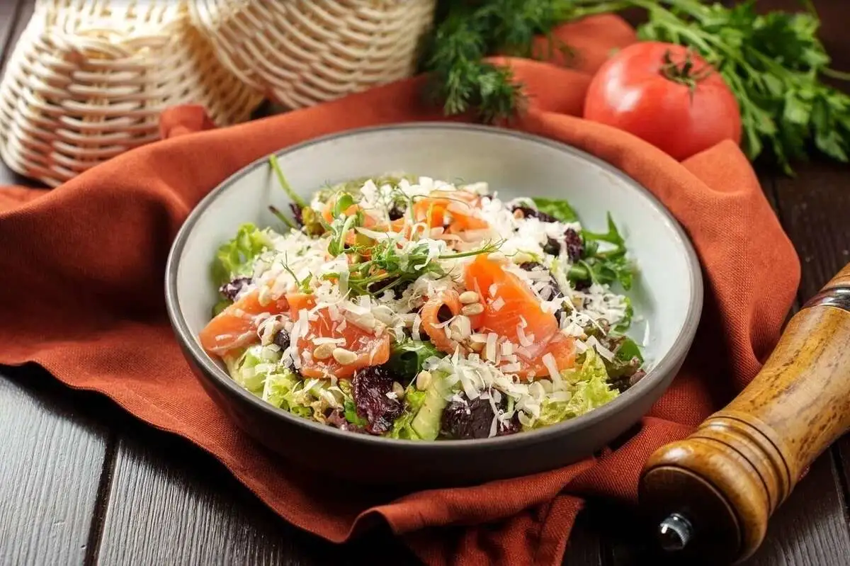 Салат с вяленой свеклой и семгой