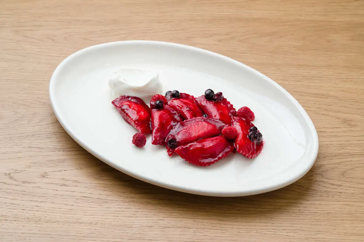 Вареники с творогом, ягодный соус 