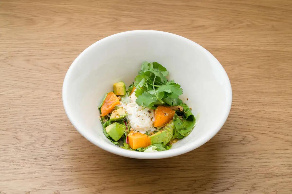 Салат с хурмой, страчателла и авокадо 