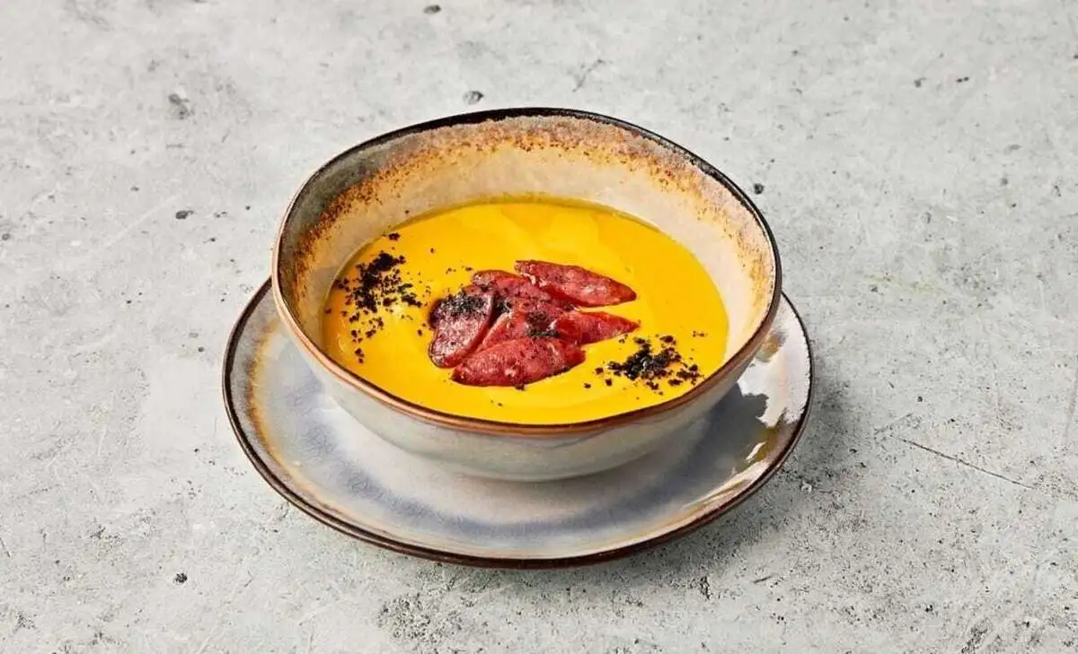 Сырный суп с копчеными колбасками