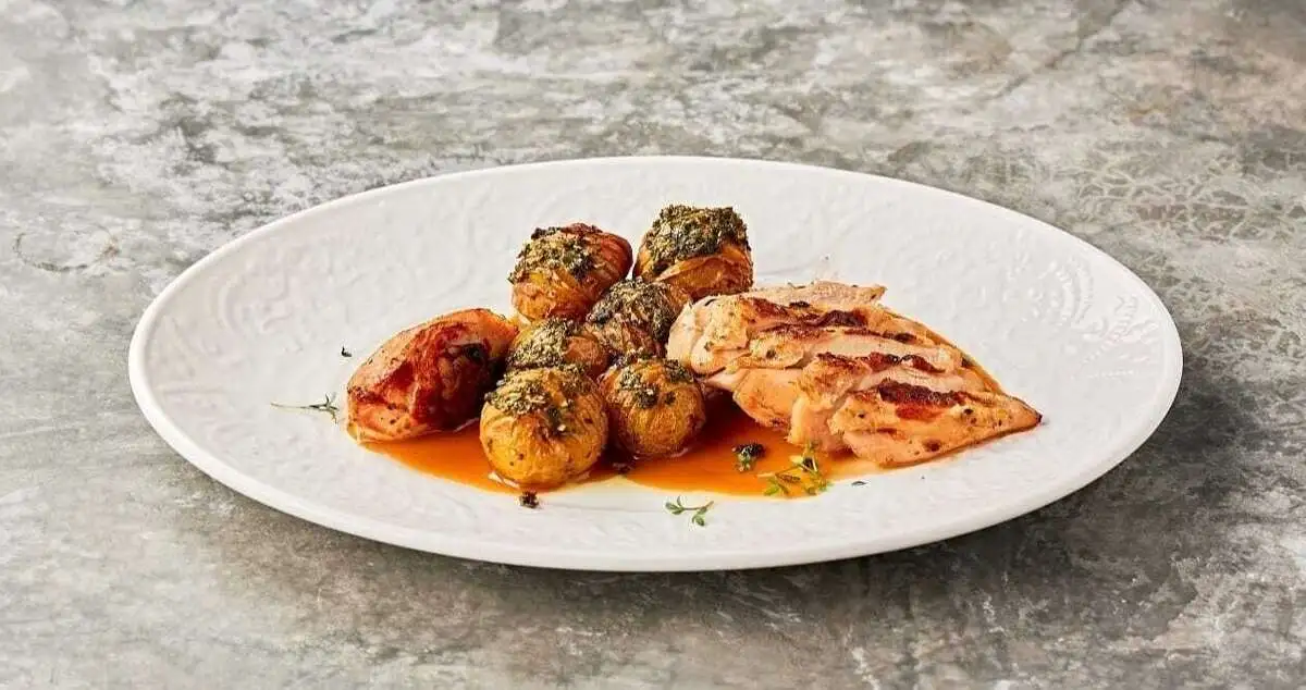 Куриная грудка с розмариновым бейби картофелем и соусом ЖУ