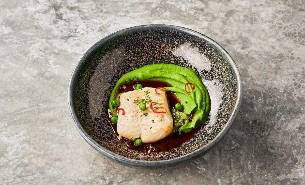 Треска с пюре из зеленого горошка и крабовым биском