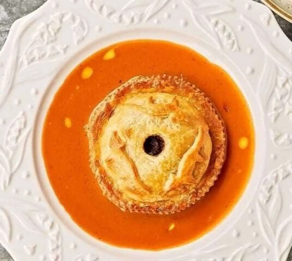 Пирог с томленой мраморной говядиной в соусе демигляс