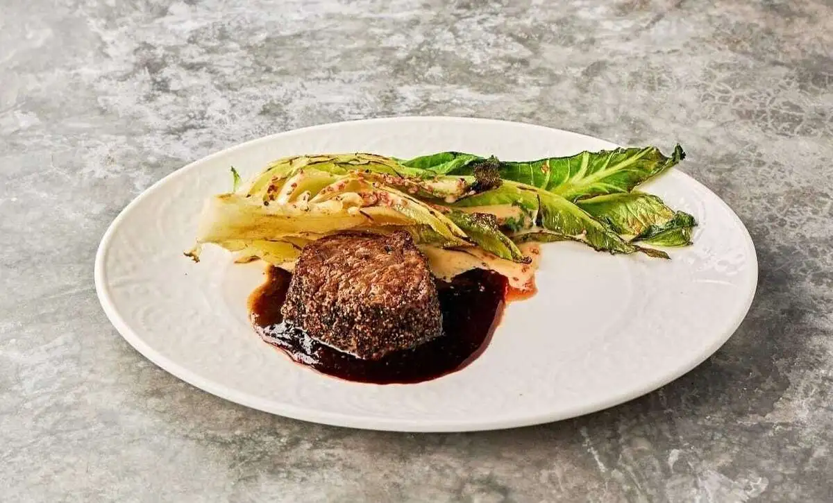 Перечный стейк с ромейном в ореховом соусе