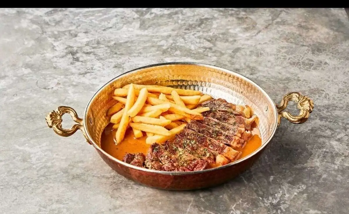 Стейк стриплойн с соусом чимичури и картофелем фри